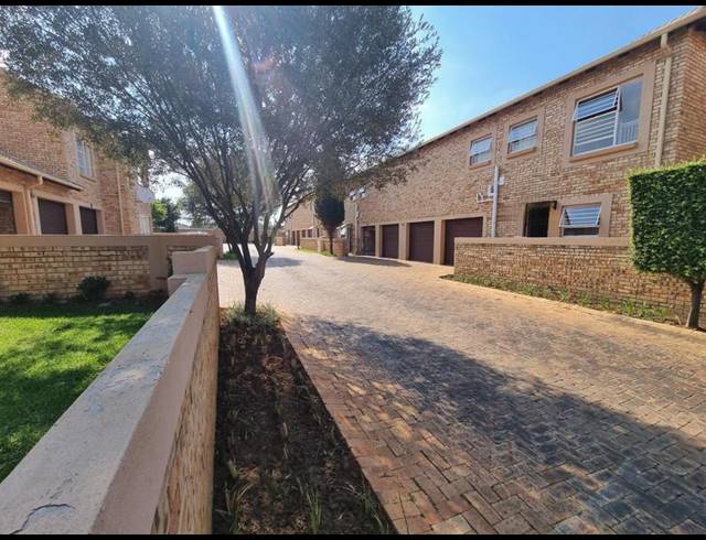 3 BEDROOM TOWNHOUSE FOR SALE IN HEUWELSIG ESTATE